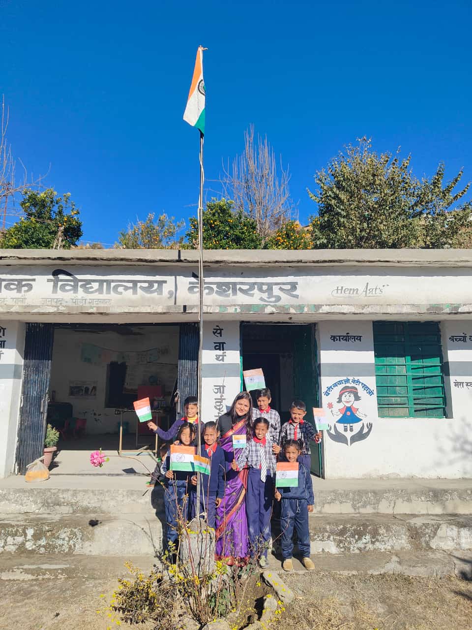 स्कूल हैं, लेकिन बच्चे नहीं खाली होती कक्षाओं की सच्चाई*