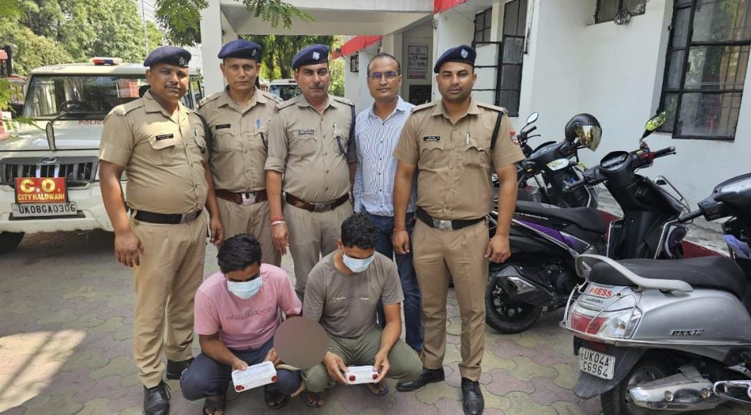 घर मे सोने चांदी के गहने साफ करने वाले दो शातिर गिरफ्तार, माल बरामद