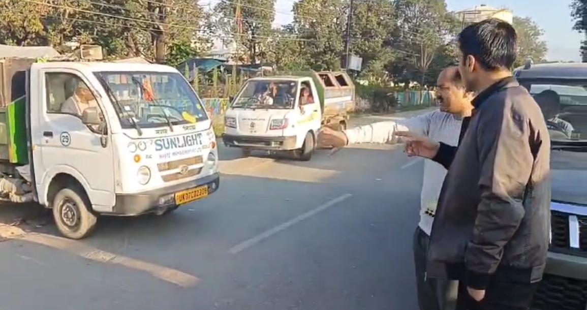 जिलाधिकारी सविन बंसल ने डोर टू डोर कूड़ा उठान व्यवस्था की ली क्लास, पेनल्टी लगाने के दिए निर्देश