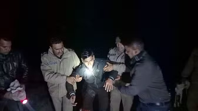 पुलिस और पशु तस्करों में मुठभेड़, पैर में गोली लगने के बाद 'अमरूद' गिरफ्तार... उसका साथी फरार