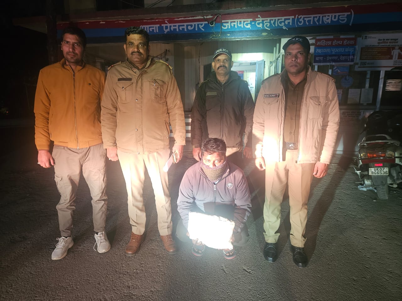 कॉलेज के छात्रों को नशा बेचने आया तस्कर गिरफ्तार, डेढ़ किलो से अधिक चरस बरामद