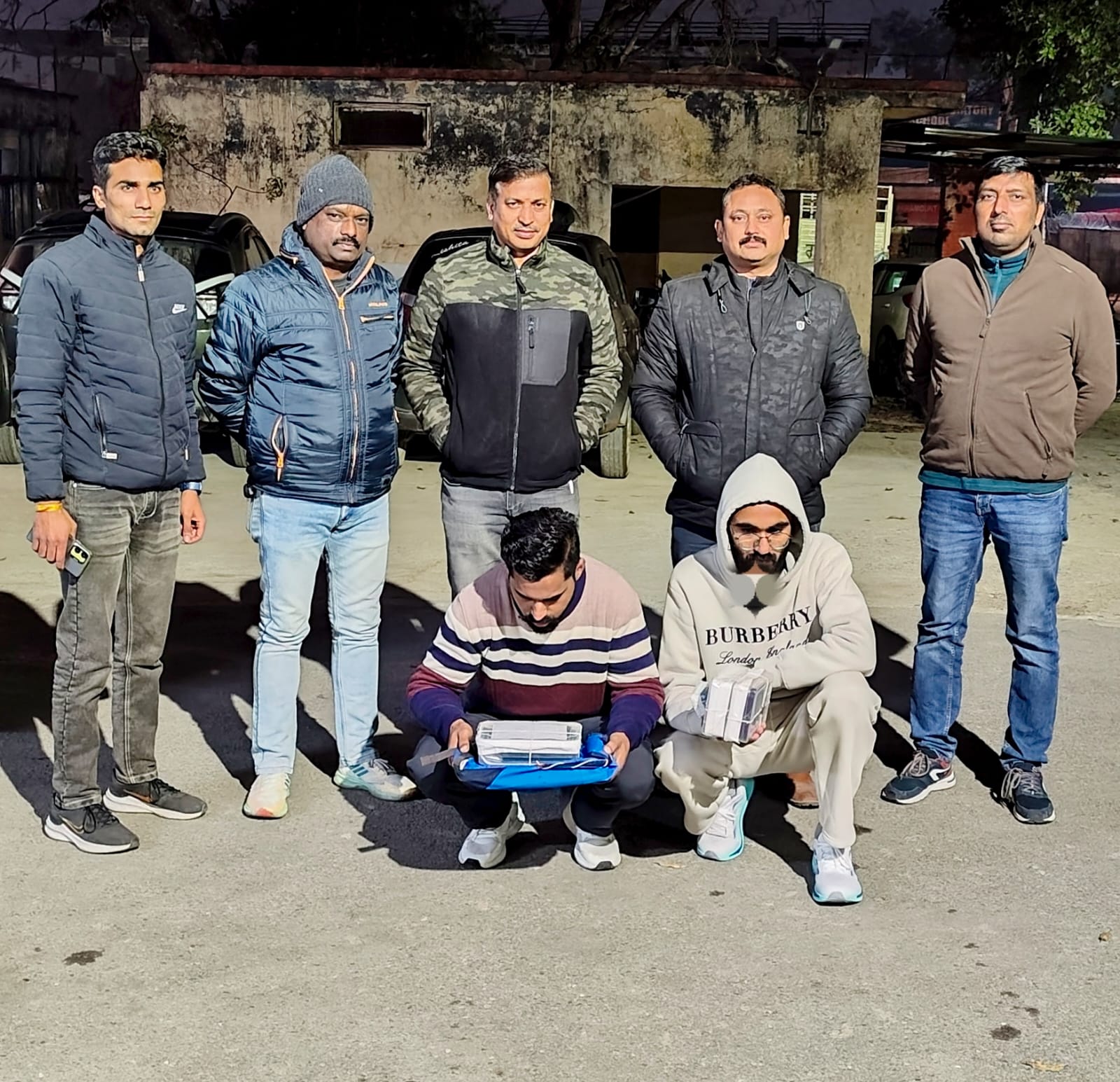 क्लेमेंटटाउन में एक कैफ़े की आड़ में छात्रों को रुपये के बदले डॉलर देने के नाम पर करते थे ठगी, 2 गिरफ्तार