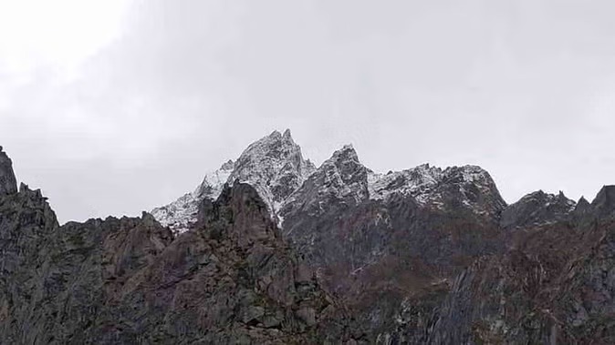 तापमान बढ़ने से हिमालय में घट रहे ग्लेशियर, गंगा-यमुना पर गंभीर संकट