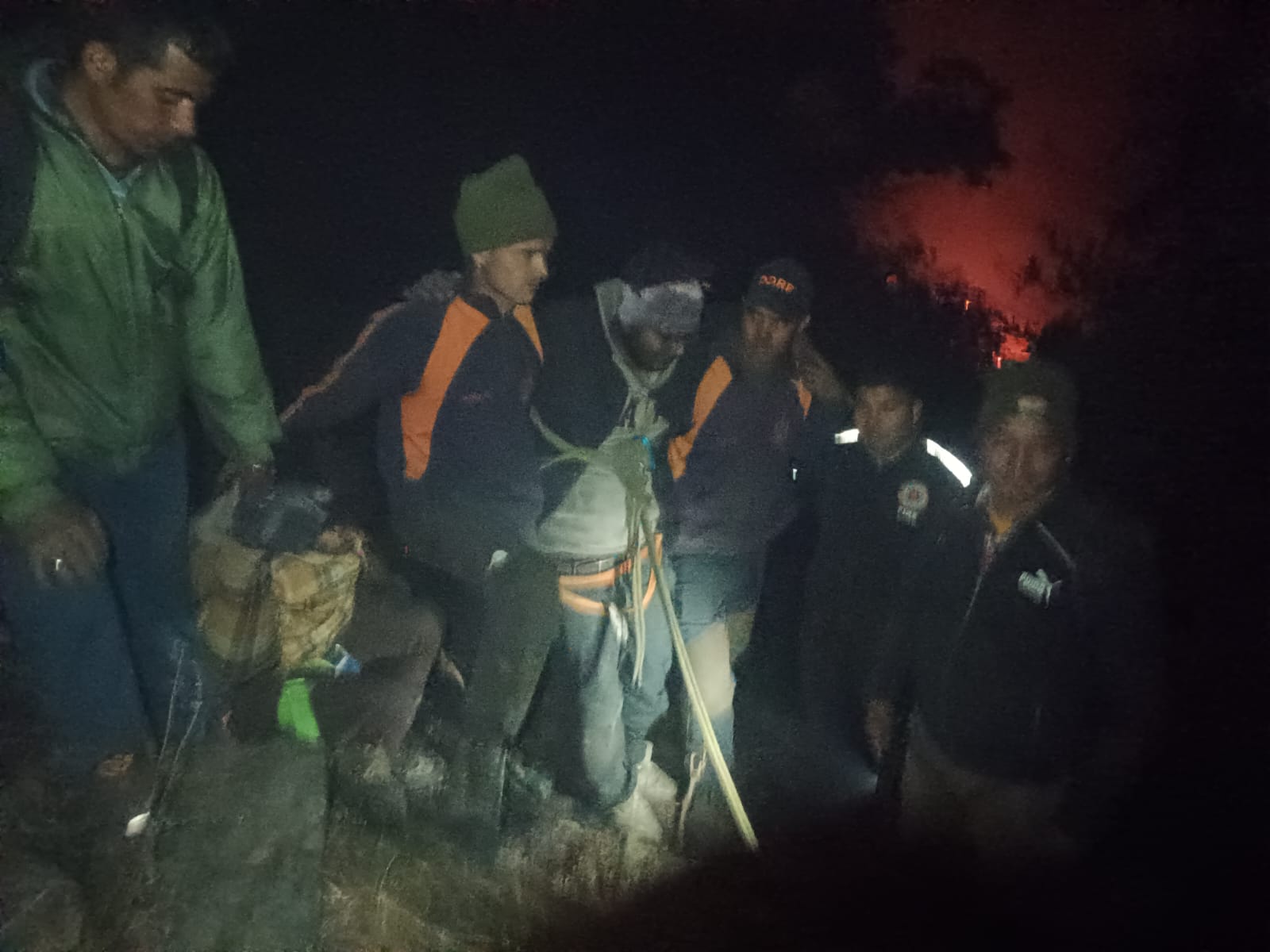 उषाडा के जंगलों की आग में फंसे 3 व्यक्तियों को फायर यूनिट,एसडीआरएफ,डीडीआरएफ ने किया रेस्क्यू, वनाग्नि पर पाया काबू