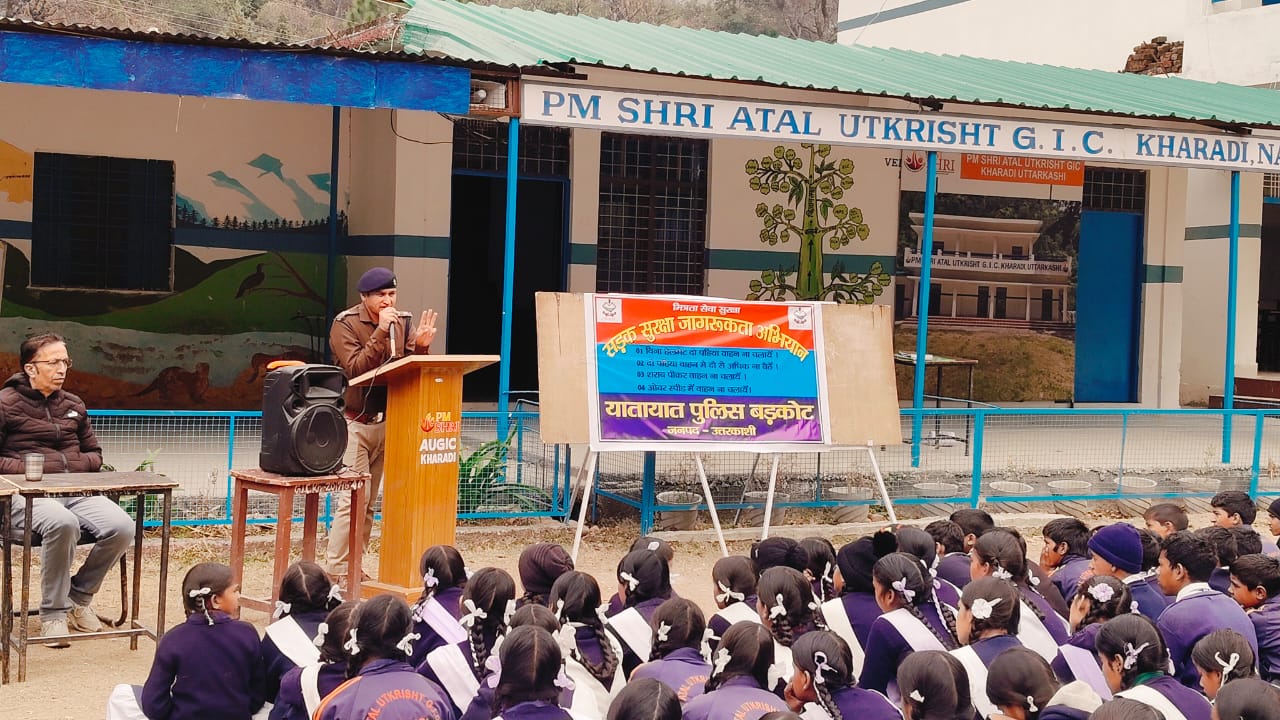 यातायात पुलिस ने स्कूली छात्र व छात्राओं को पढ़ाया सड़क सुरक्षा का पाठ