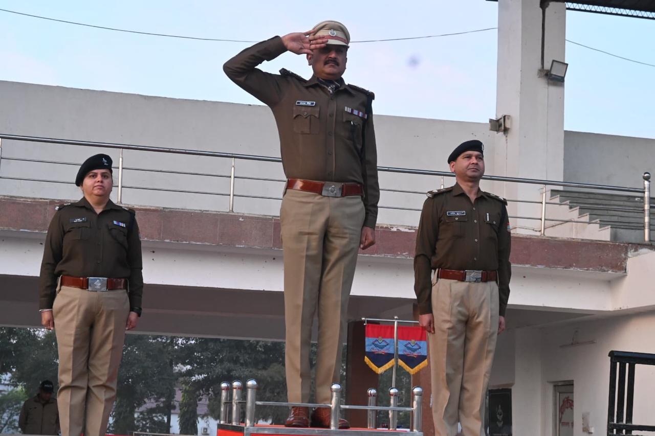पुलिस कप्तान अजय सिंह ने पुलिस लाइन पहुँचकर जाना बीमार पुलिस कर्मियों का हाल