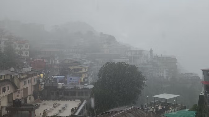 पहाड़ों में आज हल्की बारिश के आसार, आने वाले दिनों में ऐसा रहेगा मौसम