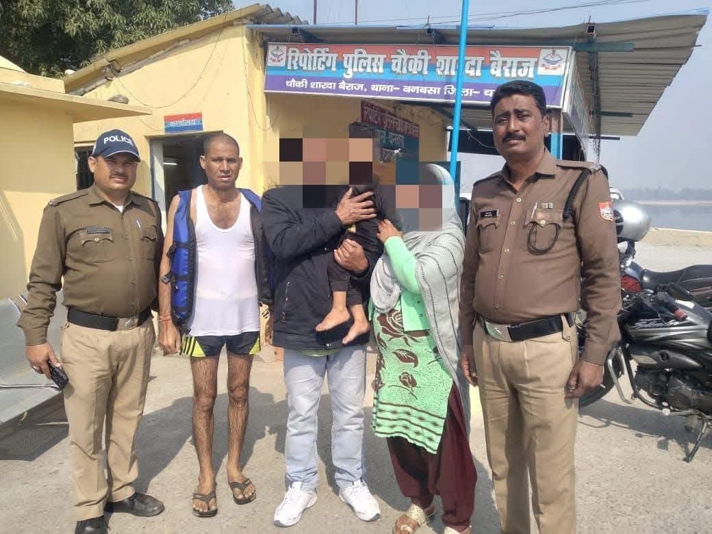 खाकी और स्थानीय युवक शाहरुख ने जान पर खेलकर बचाई नन्ही जान