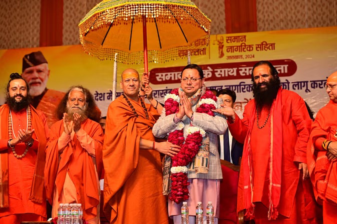 महाकुंभ में यूसीसी के लिए संतों के समागम में सीएम धामी का सम्मान