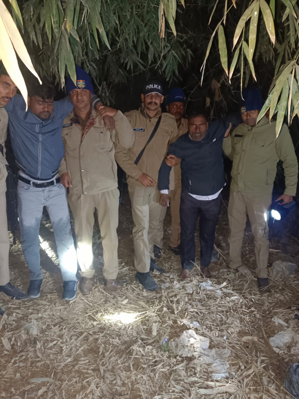 घर मे दूध देने वाला निकला लूट का मुख्य साजिशकर्ता, 2 अभियुक्त मुठभेड़ में गिरफ्तार