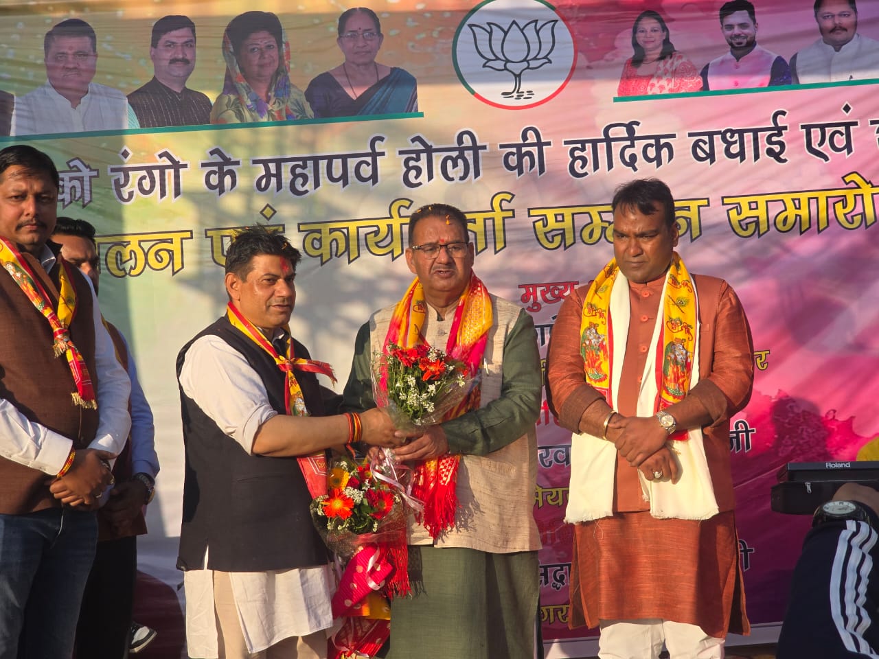 कैबिनेट मंत्री गणेश जोशी ने भाजपा कार्यकर्ताओ के साथ होली मिलन समारोह में खेली होली