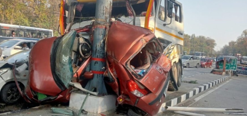 लच्छीवाला टोल पर भीषण हादसा एक बेकाबू ट्रक ने तीन कारों को मारी टक्कर