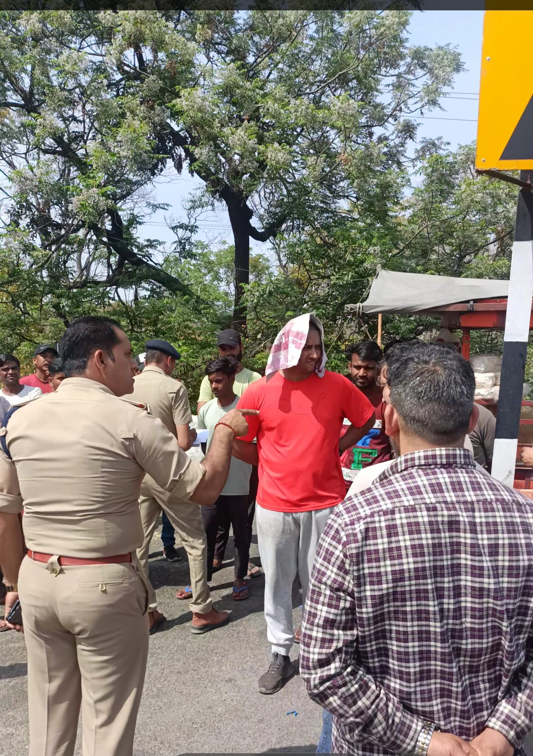 यातायात बाधित करने वाले 23 रेडी वालो का चालान