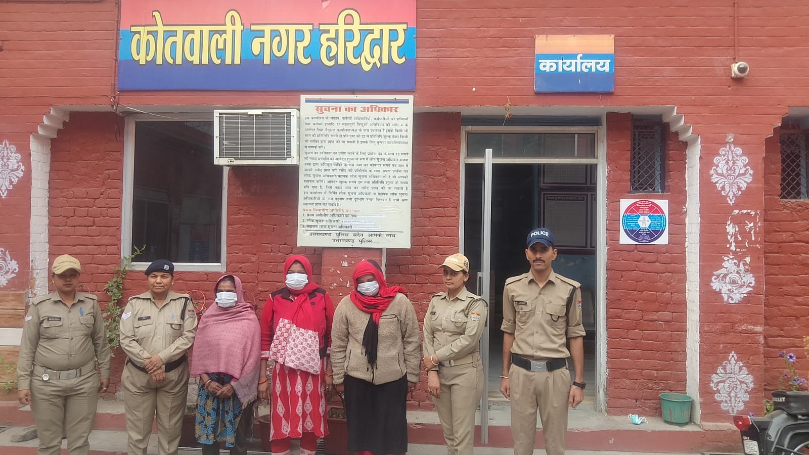 अश्लील इशारे करती 3 महिलाओं को पुलिस ने धरा