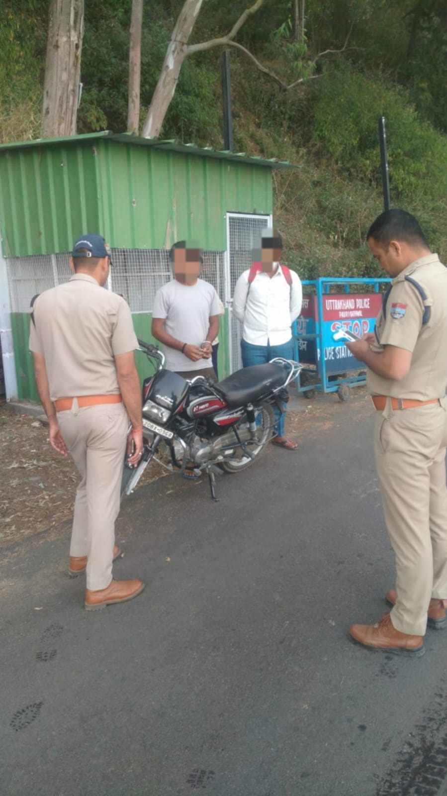 पौड़ी पुलिस ने शराब पीकर वाहन चलाने वाले 08 चालकों तथा 02 नाबालिग चालकों के वाहनों को किया सीज कर चालकों के डीएल किये निरस्त