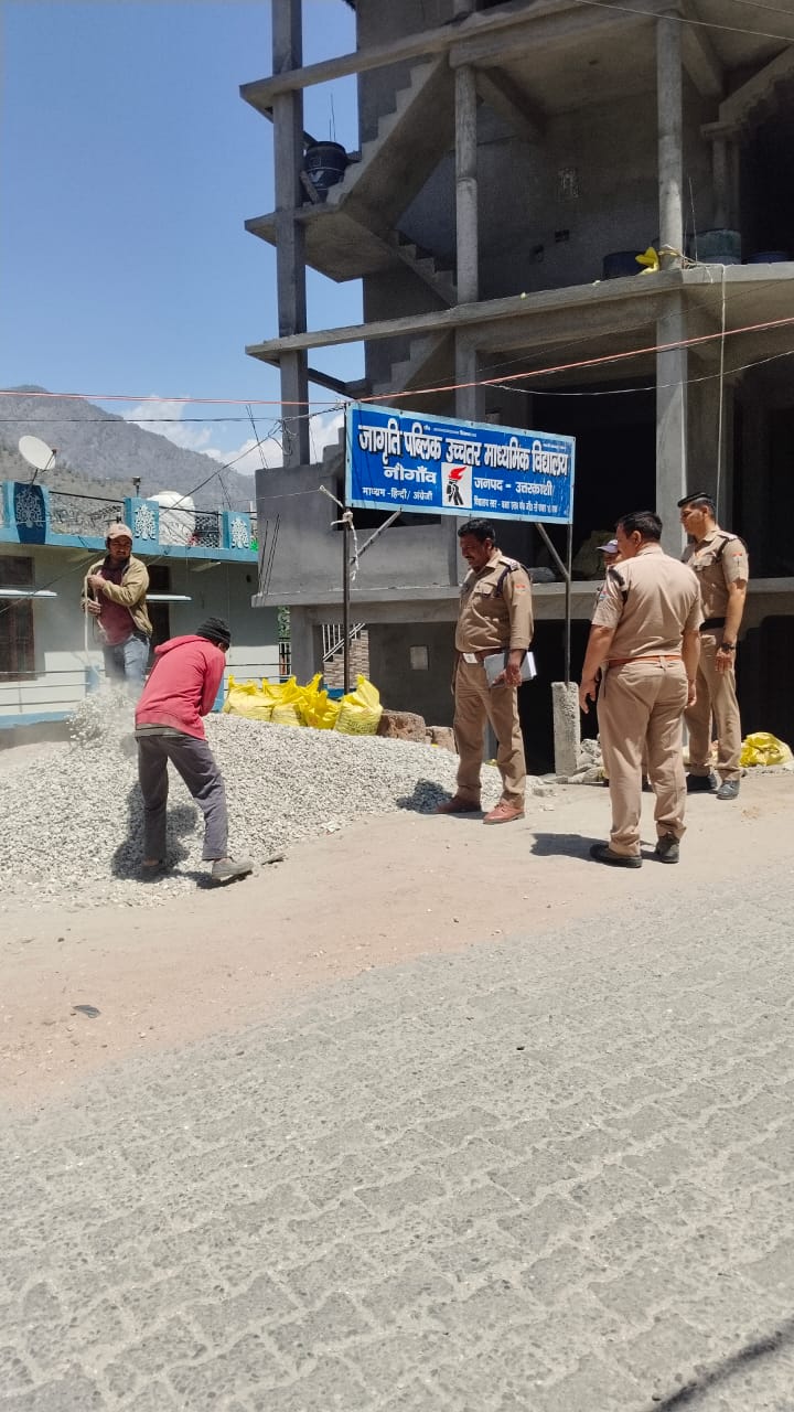 सड़क किनारे पड़ी अनावश्यक सामग्री व अतिक्रमण को पुलिस ने हटवाया