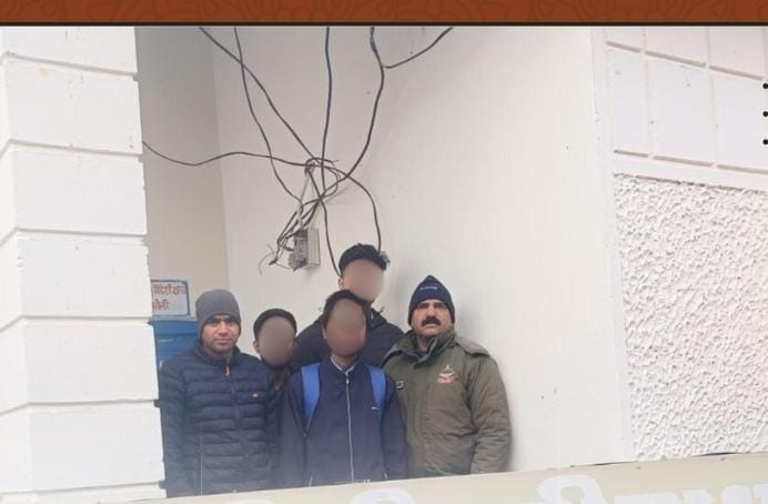 दिल्ली से लापता युवक पहुँचा बद्रीनाथ,  पुलिस ने किया परिजनों के सुपुर्द