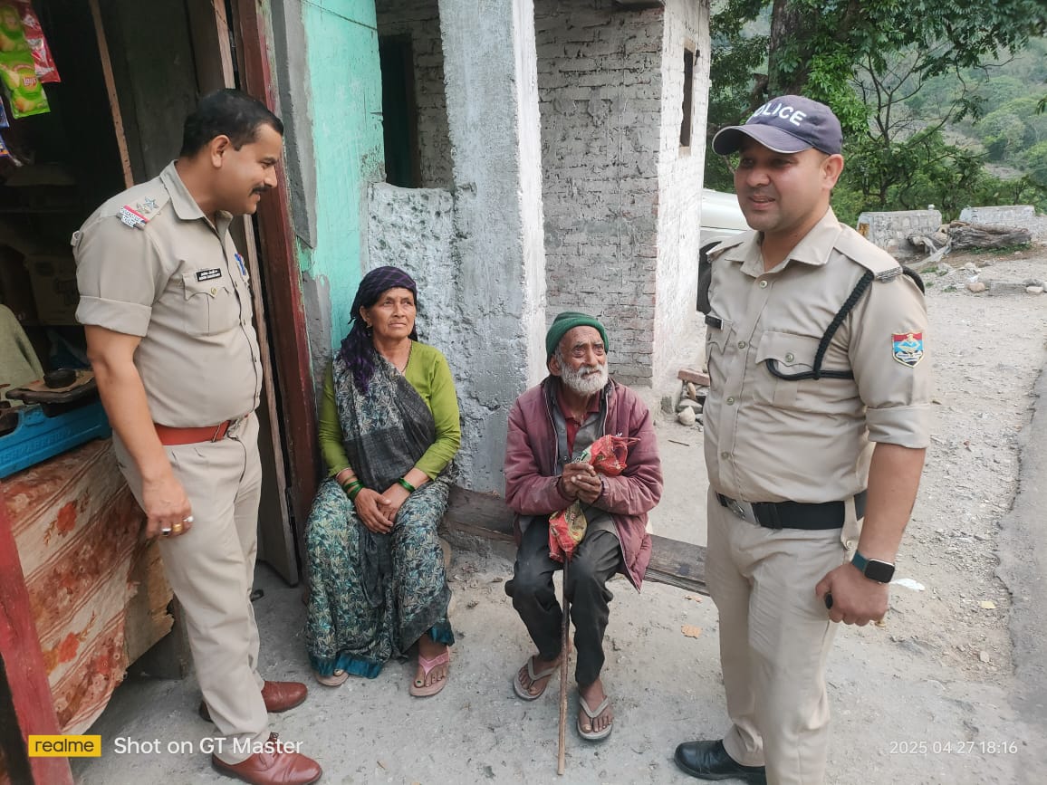 पुलिस टीम ने ग्रामीणों व बुजुर्गों का जाना हाल, संभव सहायता का दिया आश्वासन