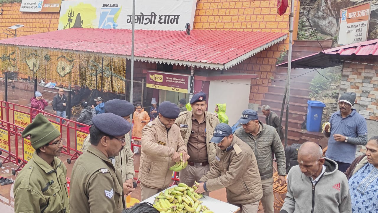 *गंगोत्री धाम में श्रद्धालुओं को पुलिसने वितरित किये फल