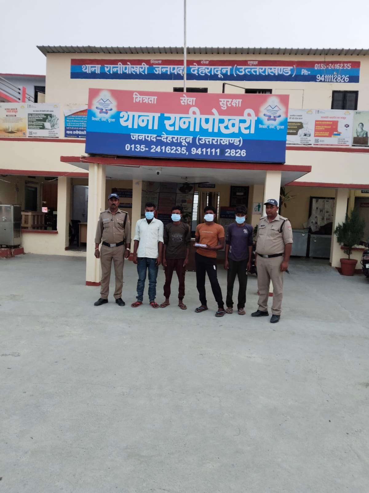 सार्वजनिक स्थान पर जुआ खेलते 4 गिरफ्तार