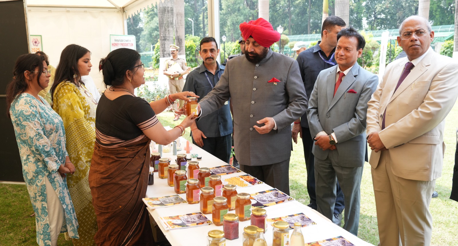 विश्व मधुमक्खी दिवस पर मौन पालकों को किया सम्मानित