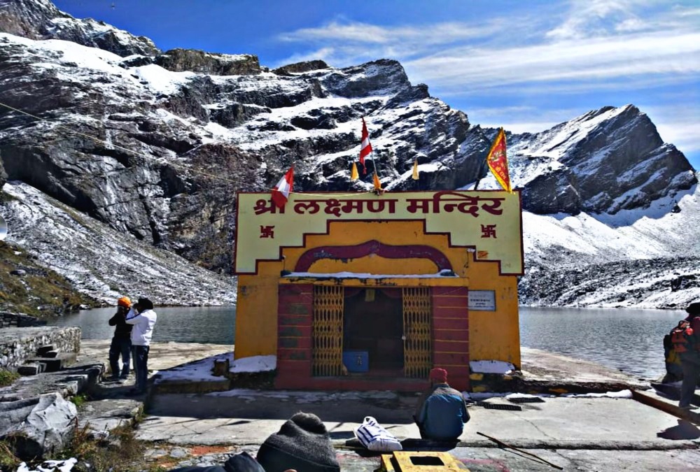 श्रद्धालुओं के लिए खुले लोकपाल लक्ष्मण मंदिर के कपाट
