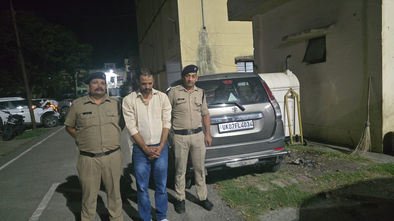 सिग्नल पर खड़ी गाड़ियों को वेगनआर ने पीछे से मारी टक्कर, नशे में धुत चालक गिरफ्तार