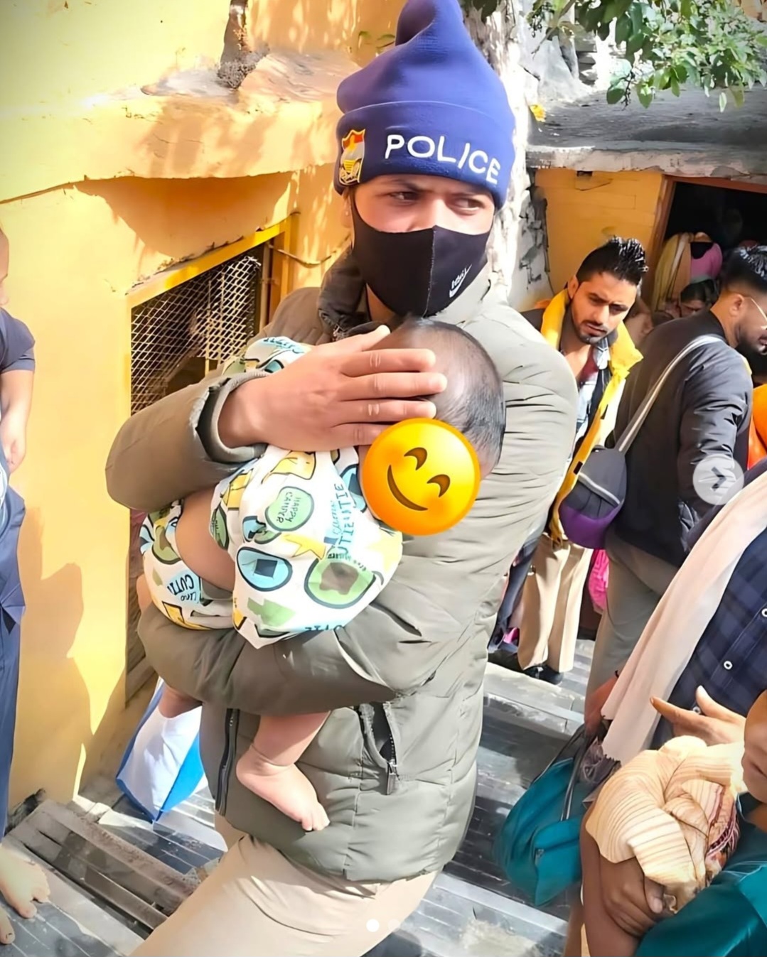 जब खाकी बनी रोते बच्चों और परिजनों का सहारा
