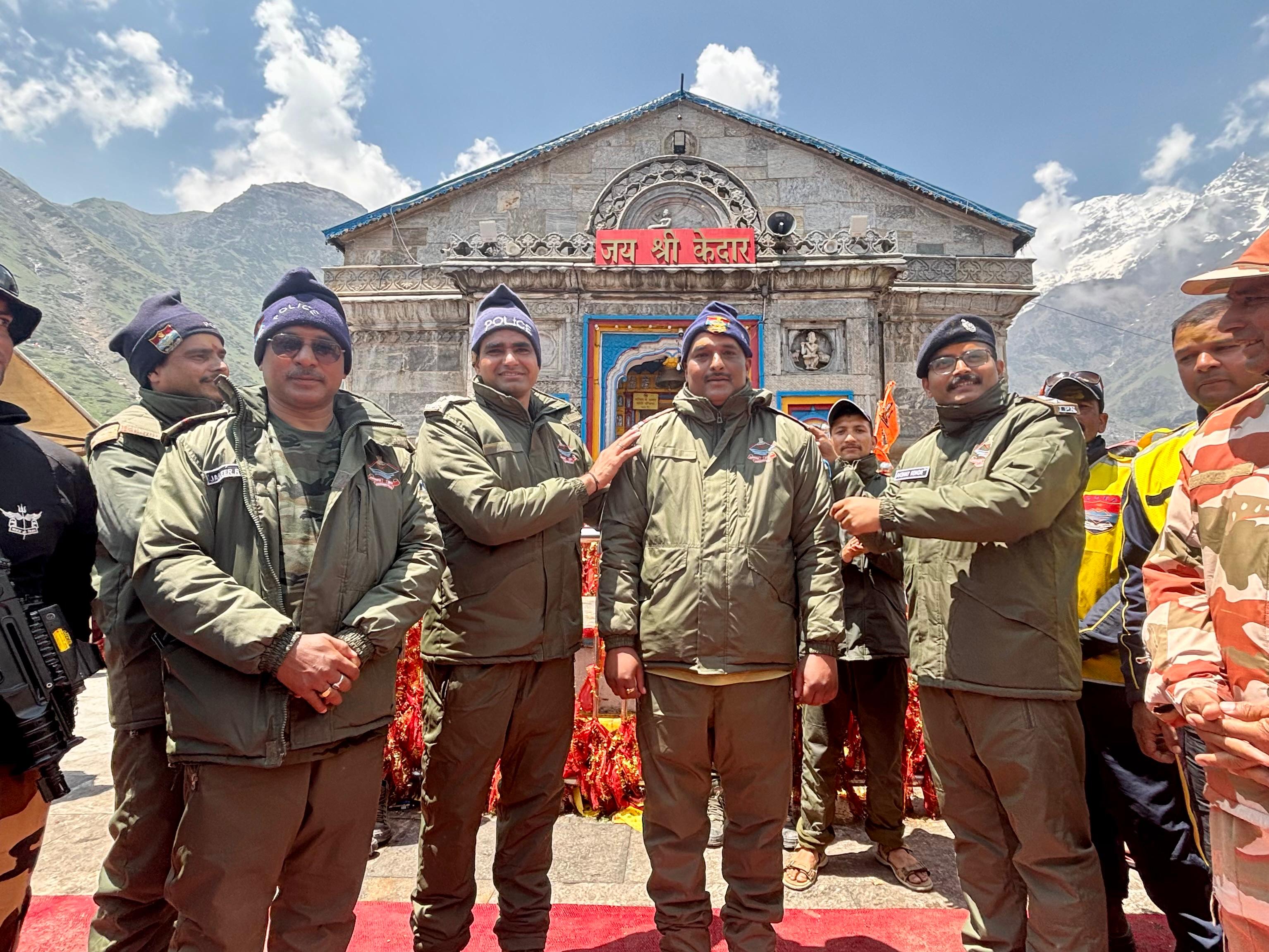 कप्तान अक्षय ने बाबा केदार धाम में सजाए राजीव चौहान के कंधे पर 'निरीक्षक' का सितारा
