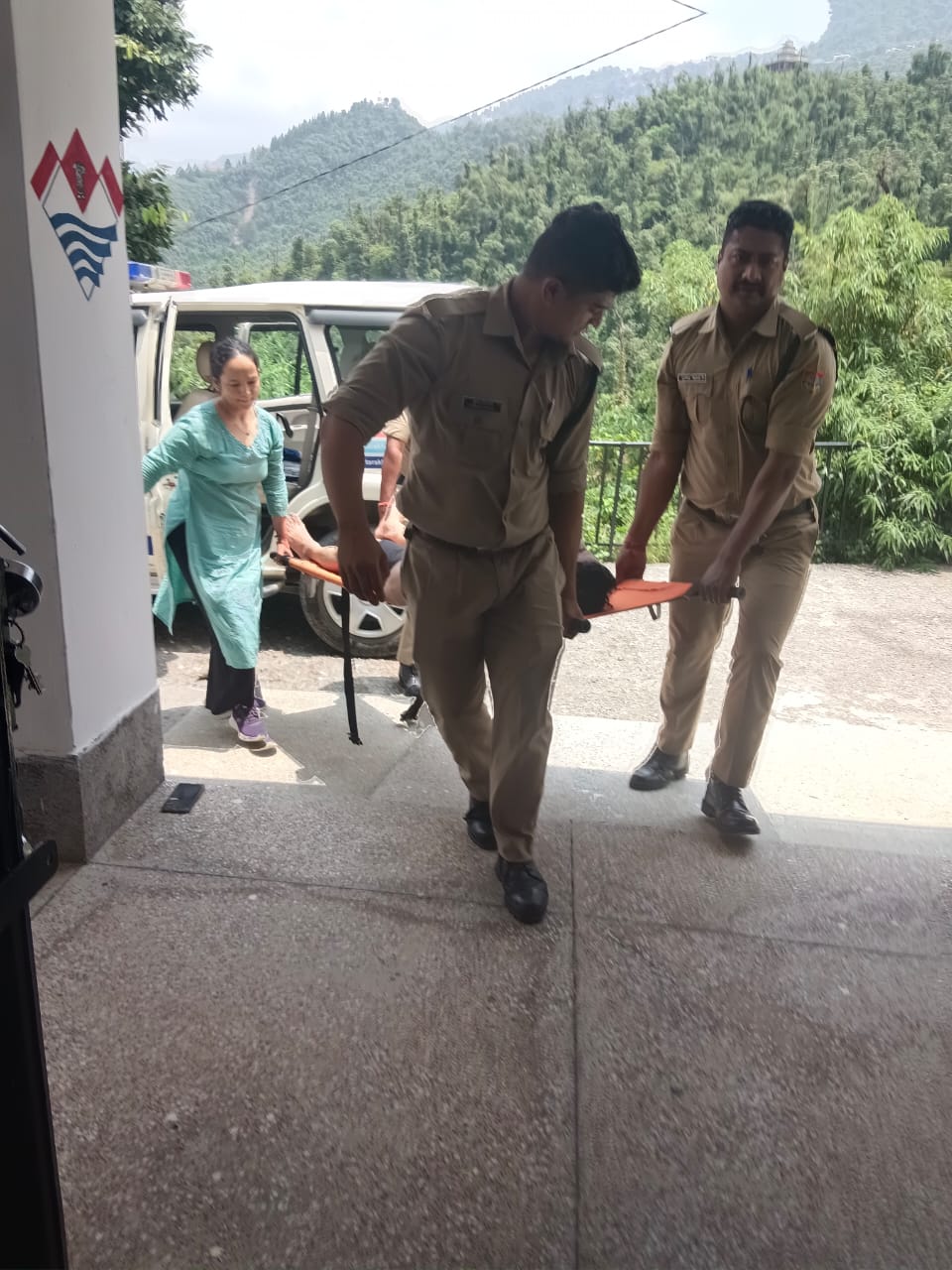 हे०कानि० पुष्पेन्द्र ने सीपीआर देकर दिल्ली से केम्प्टी फॉल घूमने आए पर्यटक की बचाई जान
