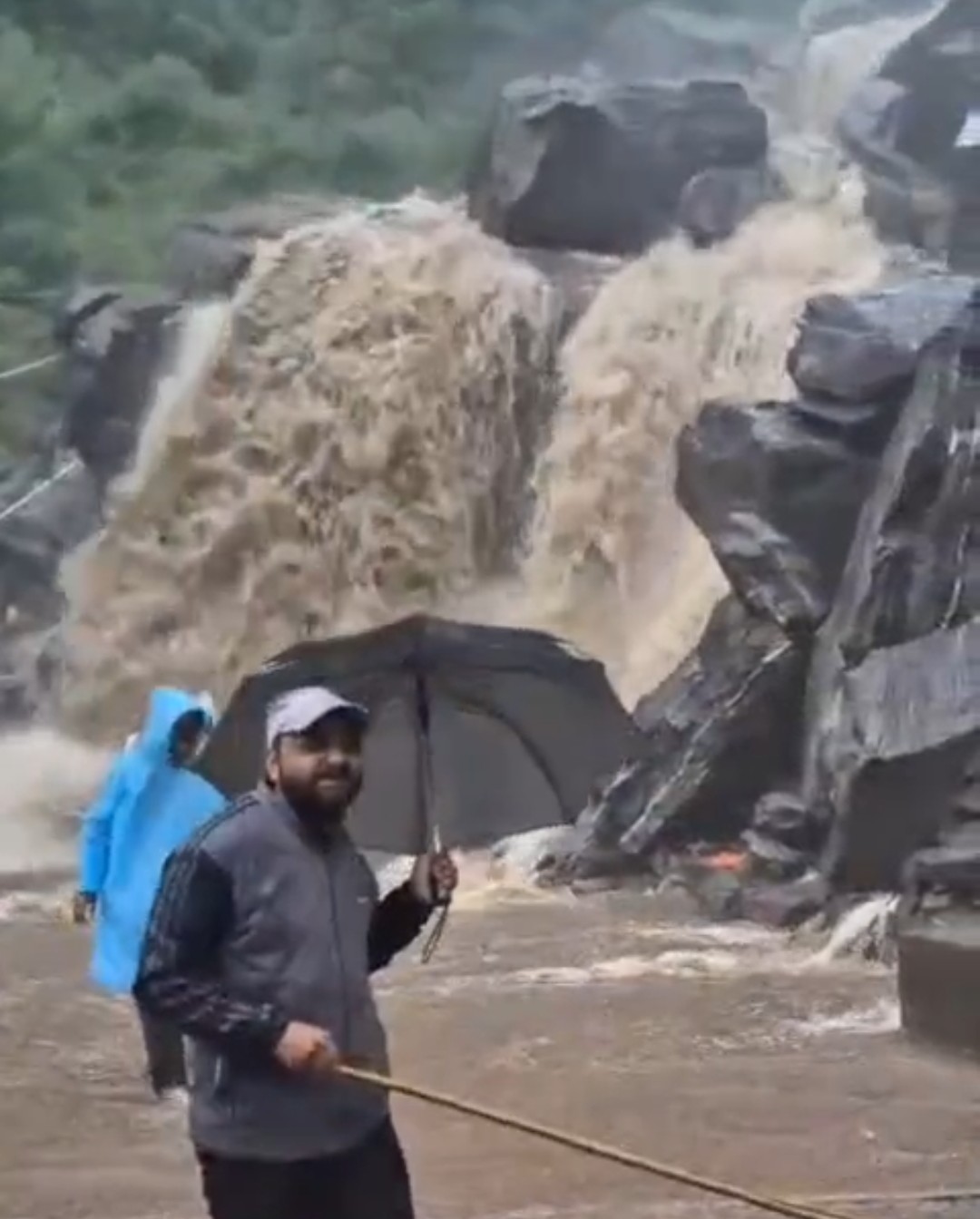 जंगलचट्टी के पास गदेरे में मलबा पत्थर की चपेट में आने से 1 की मृत्यु,2 घायल, केदारनाथ यात्रा आंशिक रूप से स्थगित
