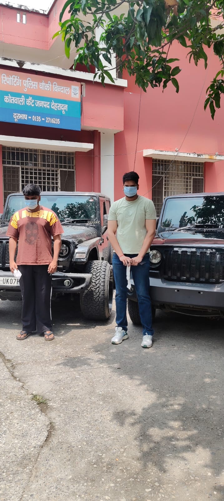 फॉलोवर्स बढ़ाने के चक्कर मे काली फ़िल्म लगाकर, रैश ड्राइविंग करते युवको को पुलिस ने पकड़ा, गाड़ियां सीज