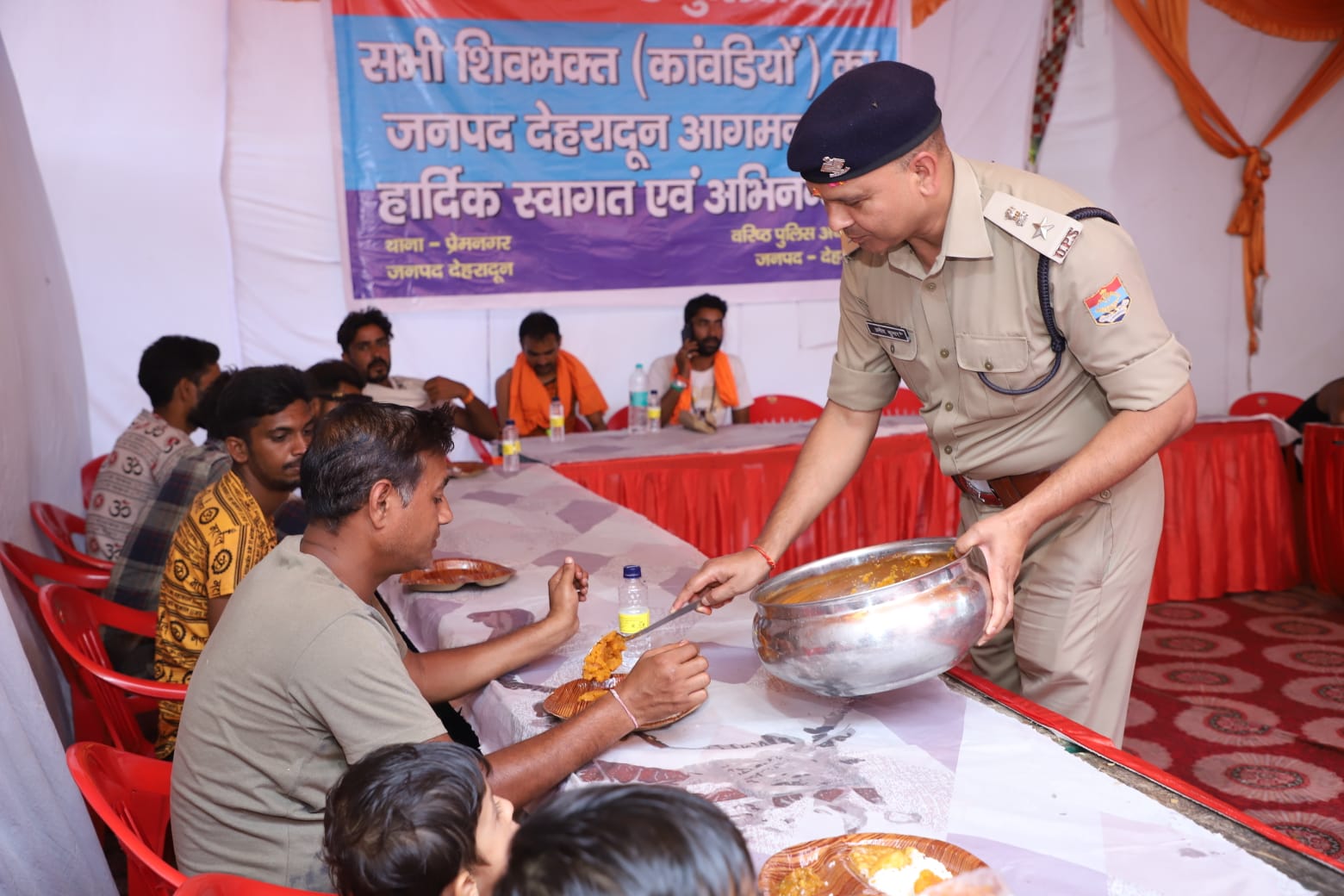 एसपी सिटी ने किया तीन दिवसीय भंडारे का समापन, कांवड़ियों के साथ बैठकर किया भण्डारा ग्रहण