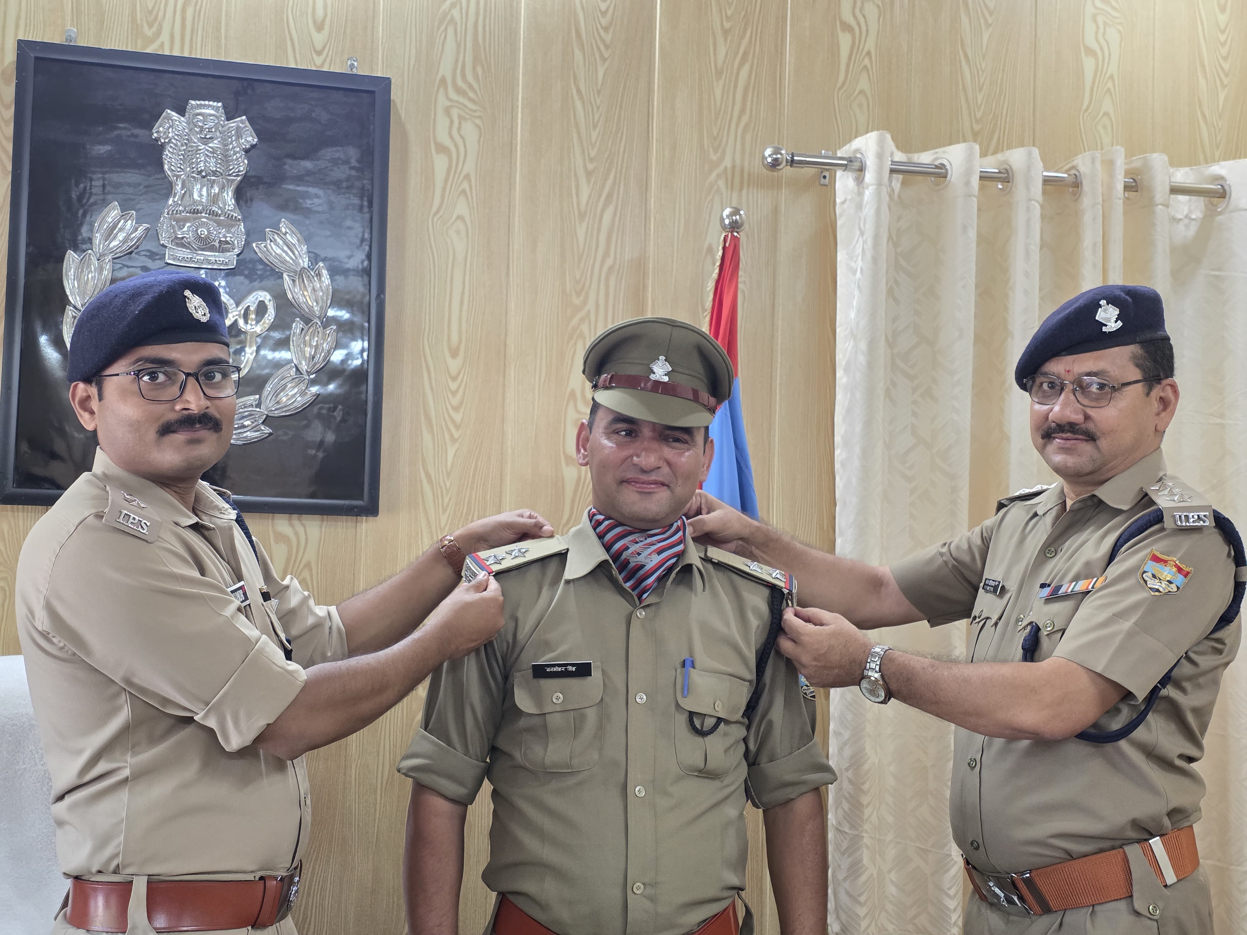 पदोन्नत हुए पुलिसकर्मी के कंधे पर एसपी रुद्रप्रयाग ने सजाएं सितारे