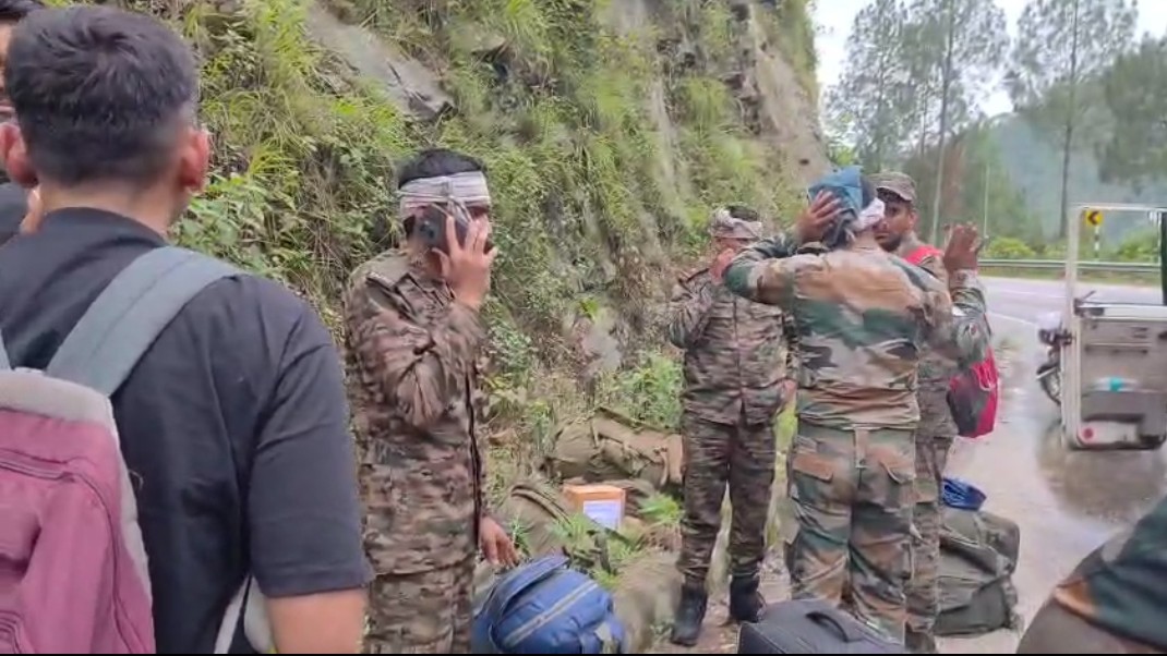 31 जवानों को रायवाला ले जा रही बस पलटी, जवान घायल
