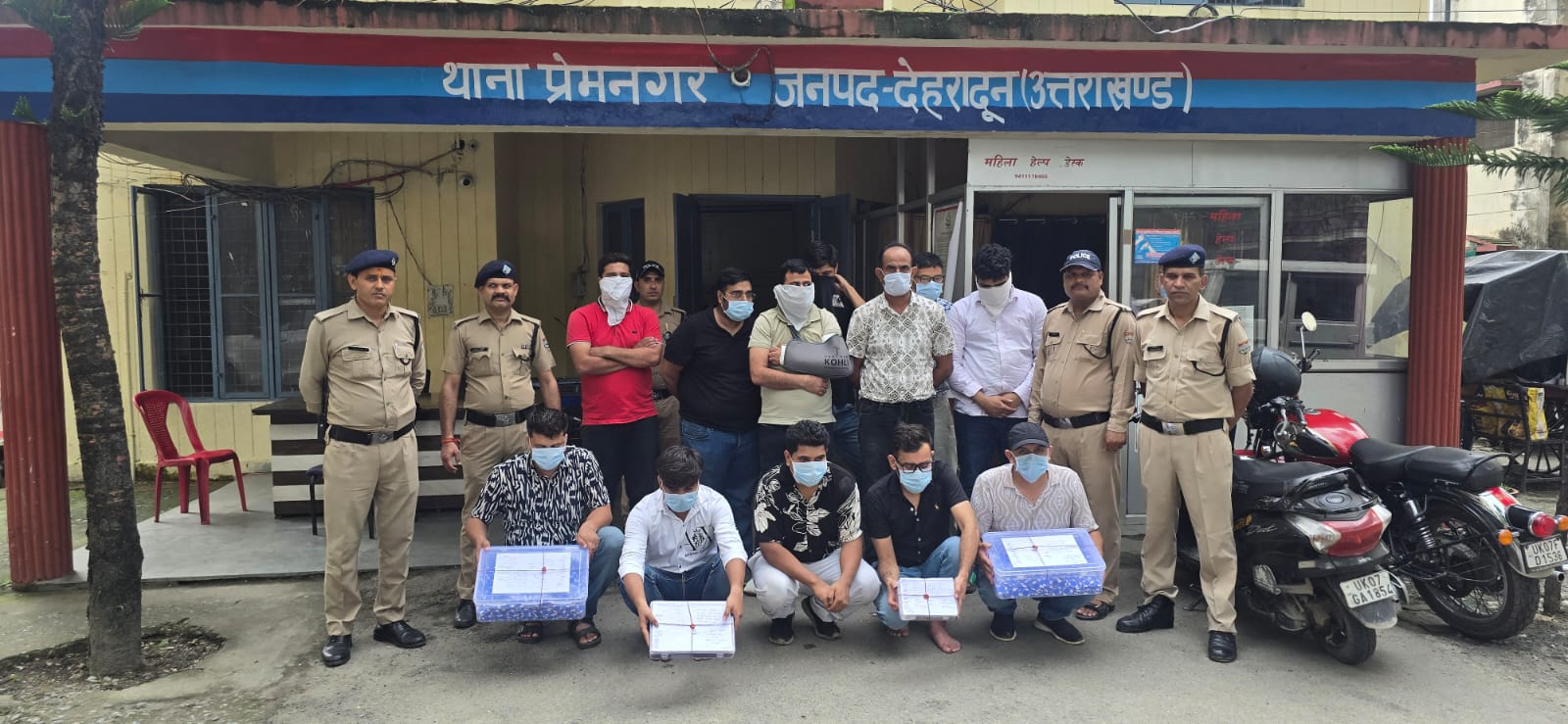 सलियावाला जंगल के एक घर मे चल रहे कैसिनो में जुआ खेलते दिल्ली के युवा समेत 12 गिरफ्तार