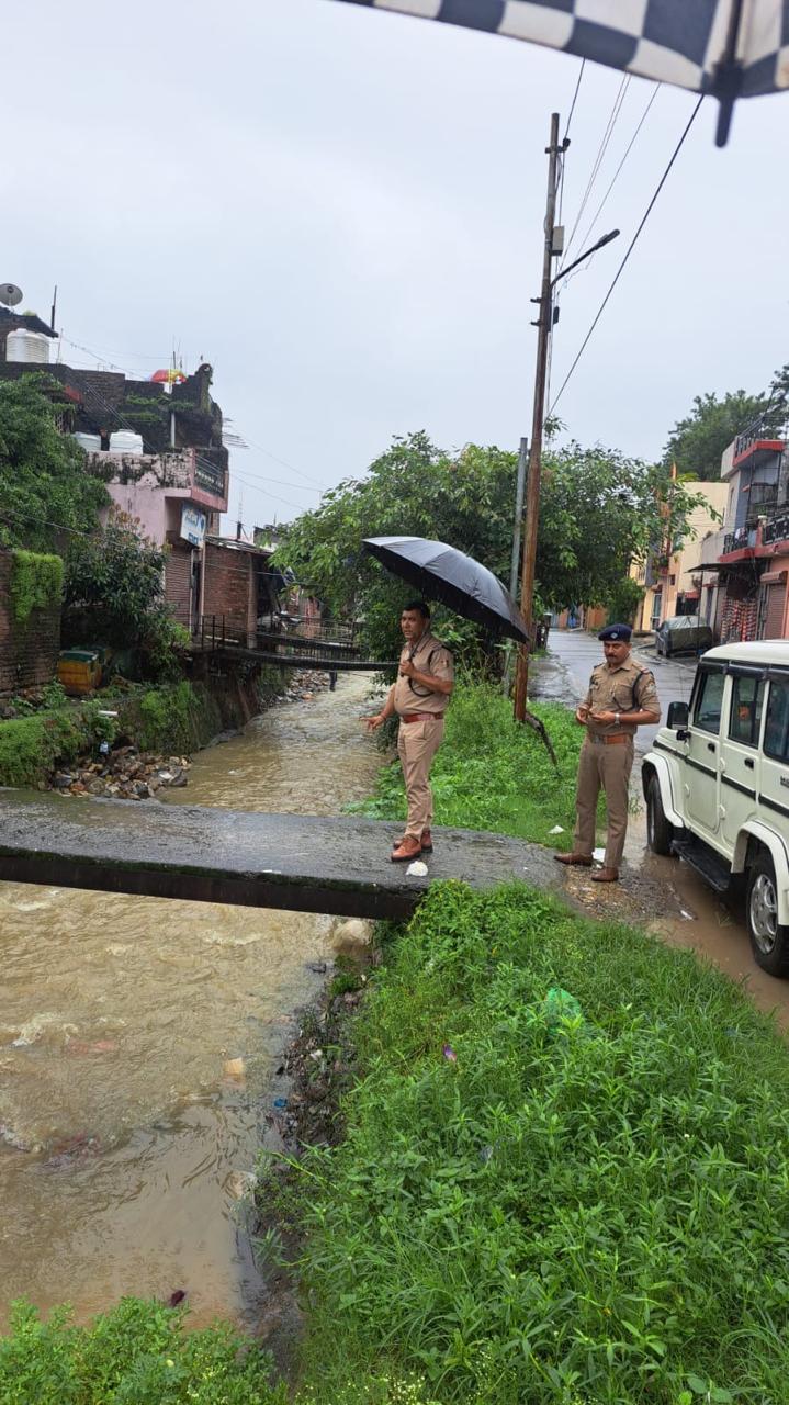 भारी बारिश के दृष्टिगत पानी के किनारे बसे लोगो को पुलिस दे रही चेतावनी