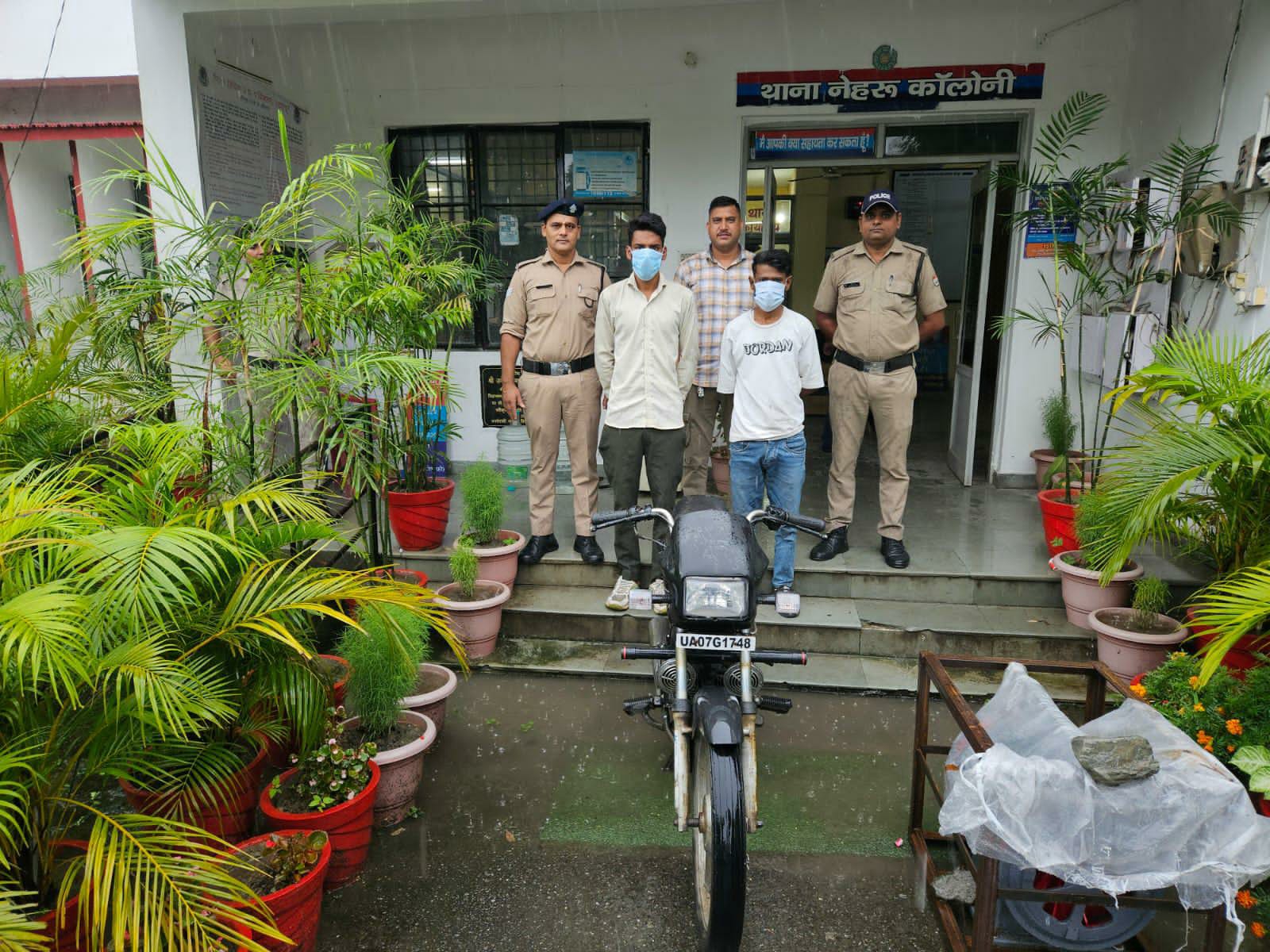 नेहरुकोलोनी व बंजारावाला में महिलाओं से मोबाइल छीनने वाले 2 नशेड़ी गिरफ्तार