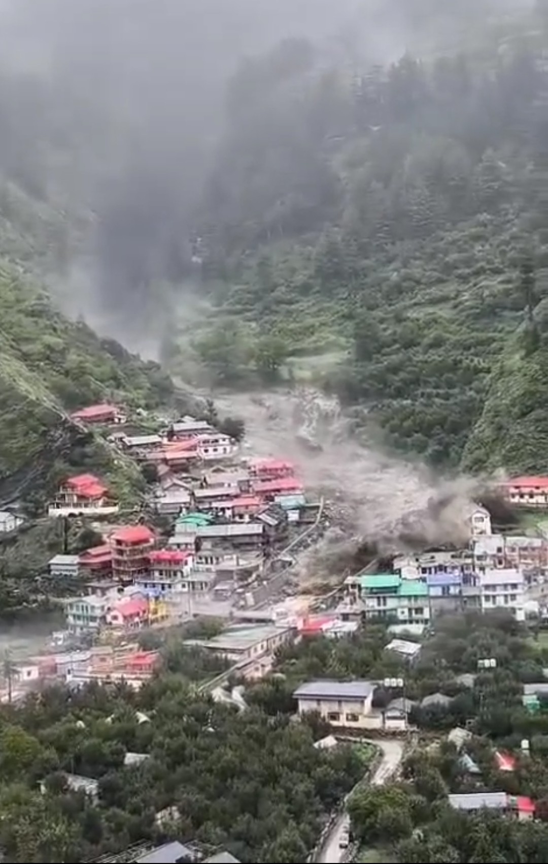 धराली में बादल फटने से भारी तबाही,कई लोगो के दबने की आशंका