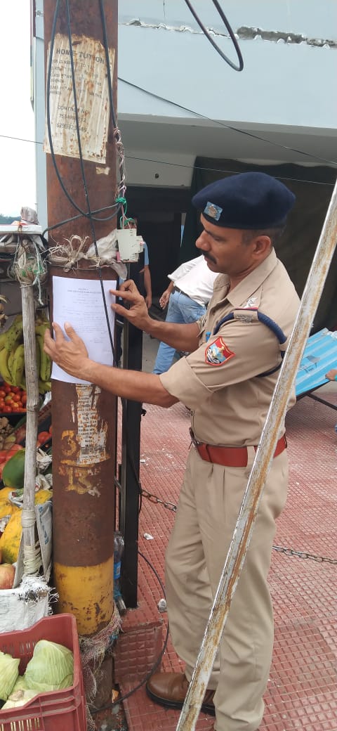 चोरी के मामले में फरार अभियुक्त की कुर्की वांरट चस्पा की पुलिस ने की कार्यवाही