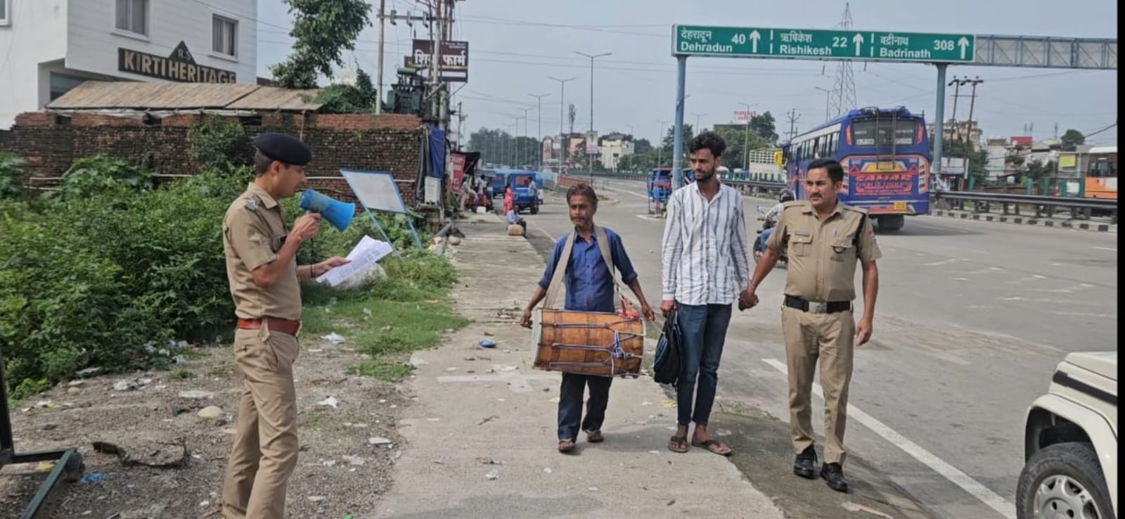 गौकशी में लिप्त आरोपी को ढोल नगाड़ो के साथ किया जिला बदर