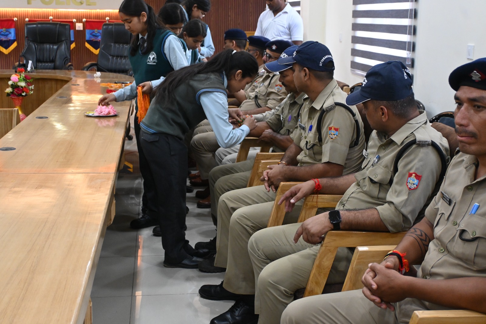 बच्चो ने पुलिसकर्मियों को बांधी राखी