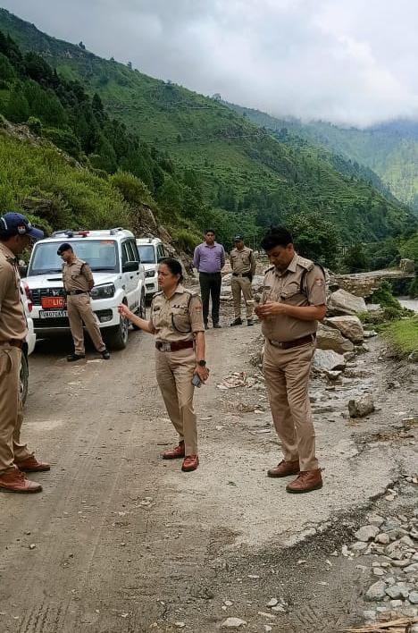 एसपी उत्तरकाशी द्वारा गंगोत्री हाइवे पर भू-स्खलन प्रभावी क्षेत्र का निरीक्षण किया