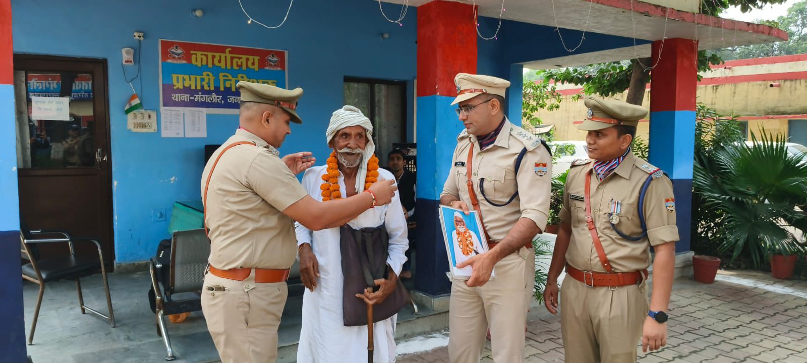 उम्र के इस पड़ाव पर भी 'समर्पण व दृढ़ता' को ख़ाकी सलाम करती है!