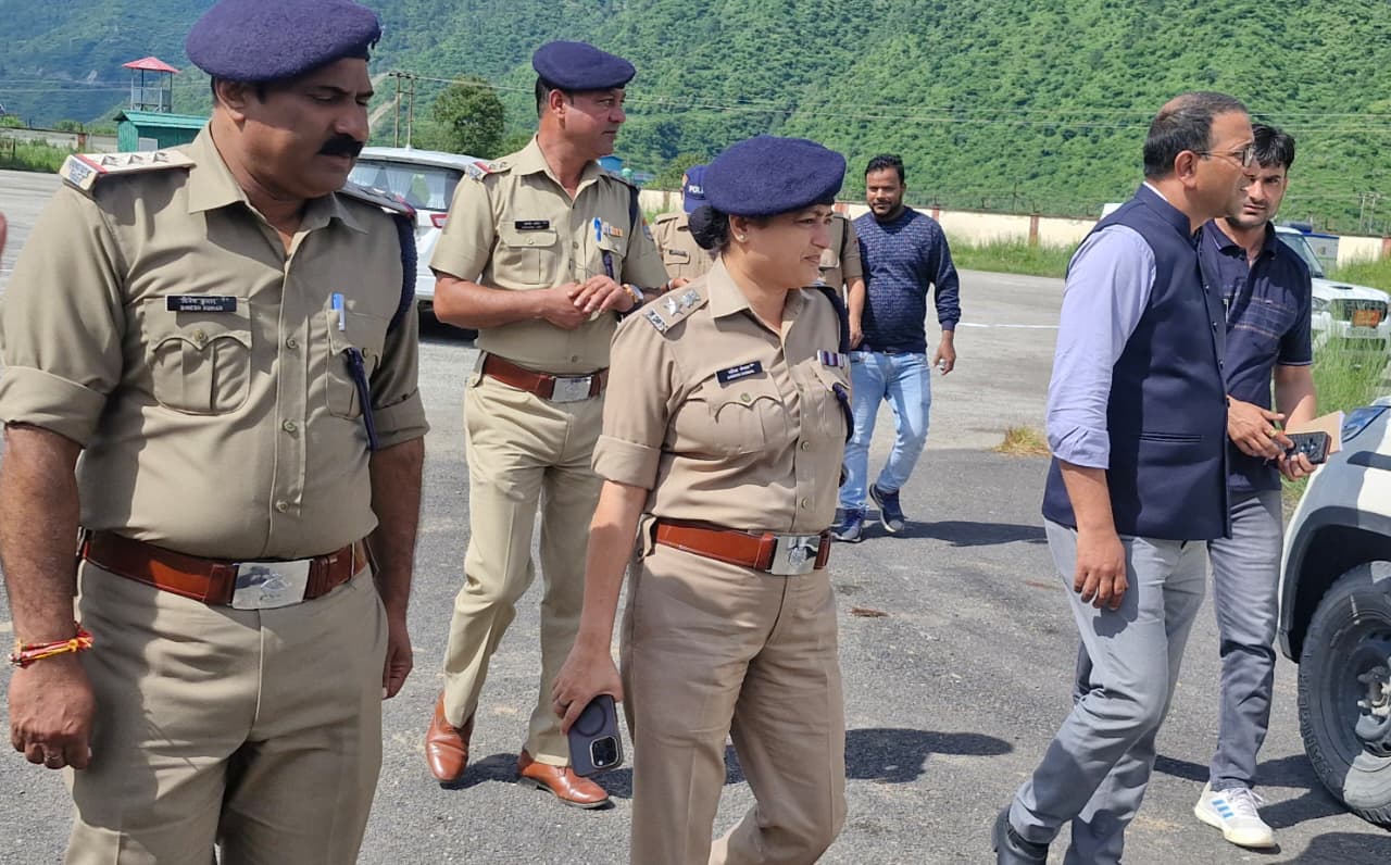 डीएम, कप्तान ने लिया चिन्यालीसौड़ हवाईपट्टी पर राहत कार्यो का जायज़ा