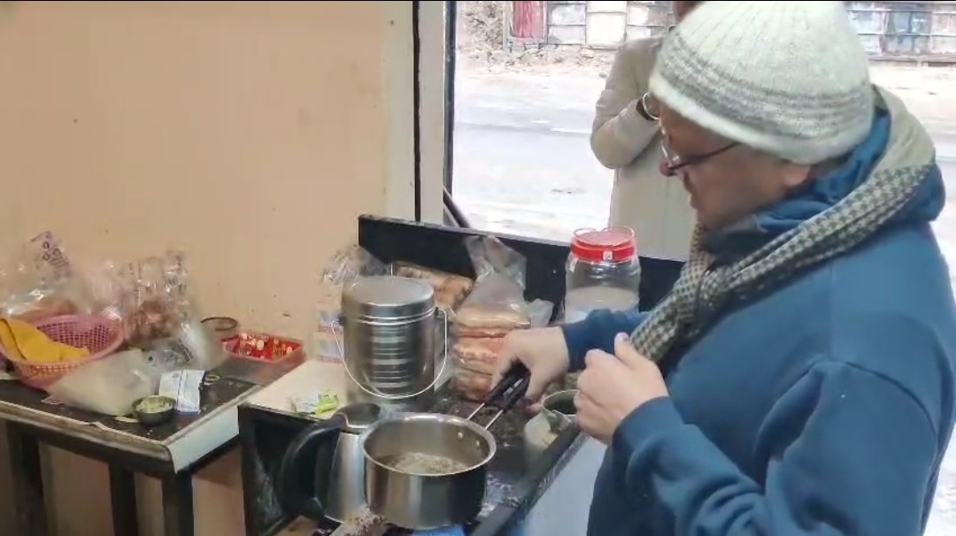 गैरसैंण की सड़कों पर धामी ने किया मॉर्निंग वॉक, 'सरल' अंदाज़ में चाय की दुकान पर खुद बनाई चाय