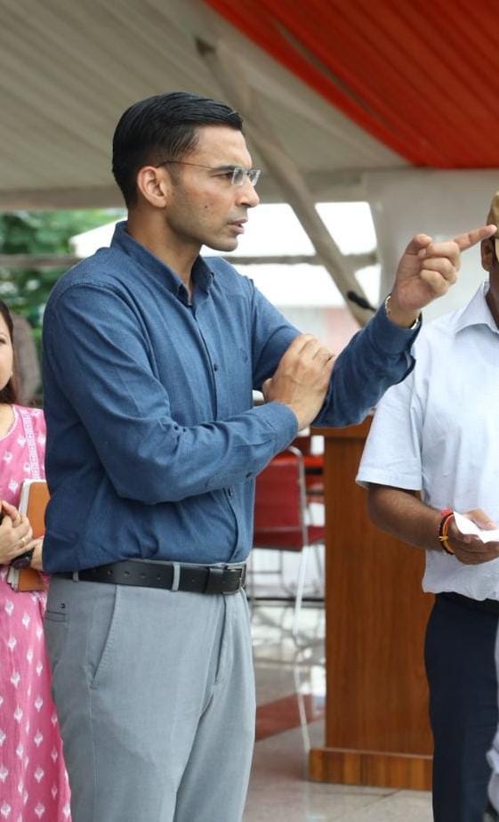 ऋण का बीमा होने के बावजूद मृतक के आश्रितों को परेशान कर रहे बैंक को डीएम ने किया सील, संपत्ति कुर्क