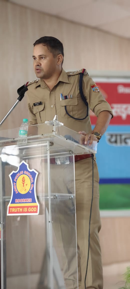 आर्मी पब्लिक स्कूल में रुड़की पुलिस ने छात्रों को दिया यातायात प्रशिक्षण
