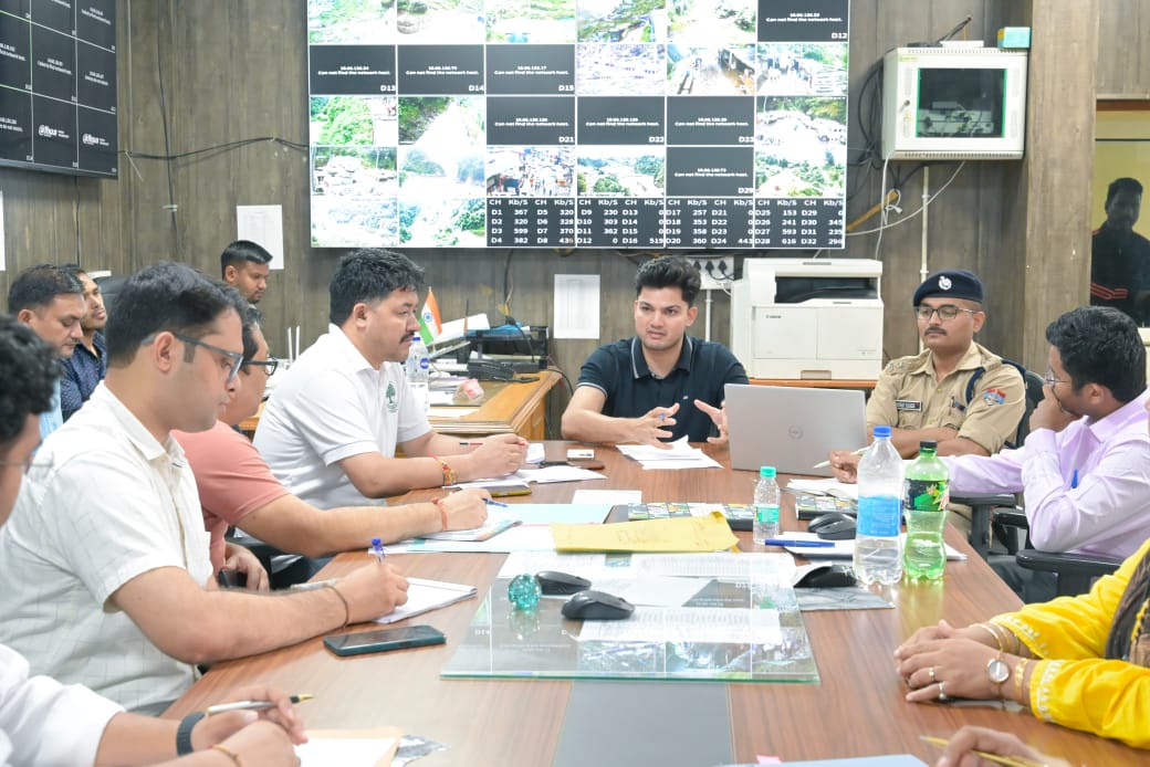 बादल फटने से हुए नुकसान का आंकलन व बचाव कार्यो को लेकर डीएम, कप्तान ने ली बैठक
