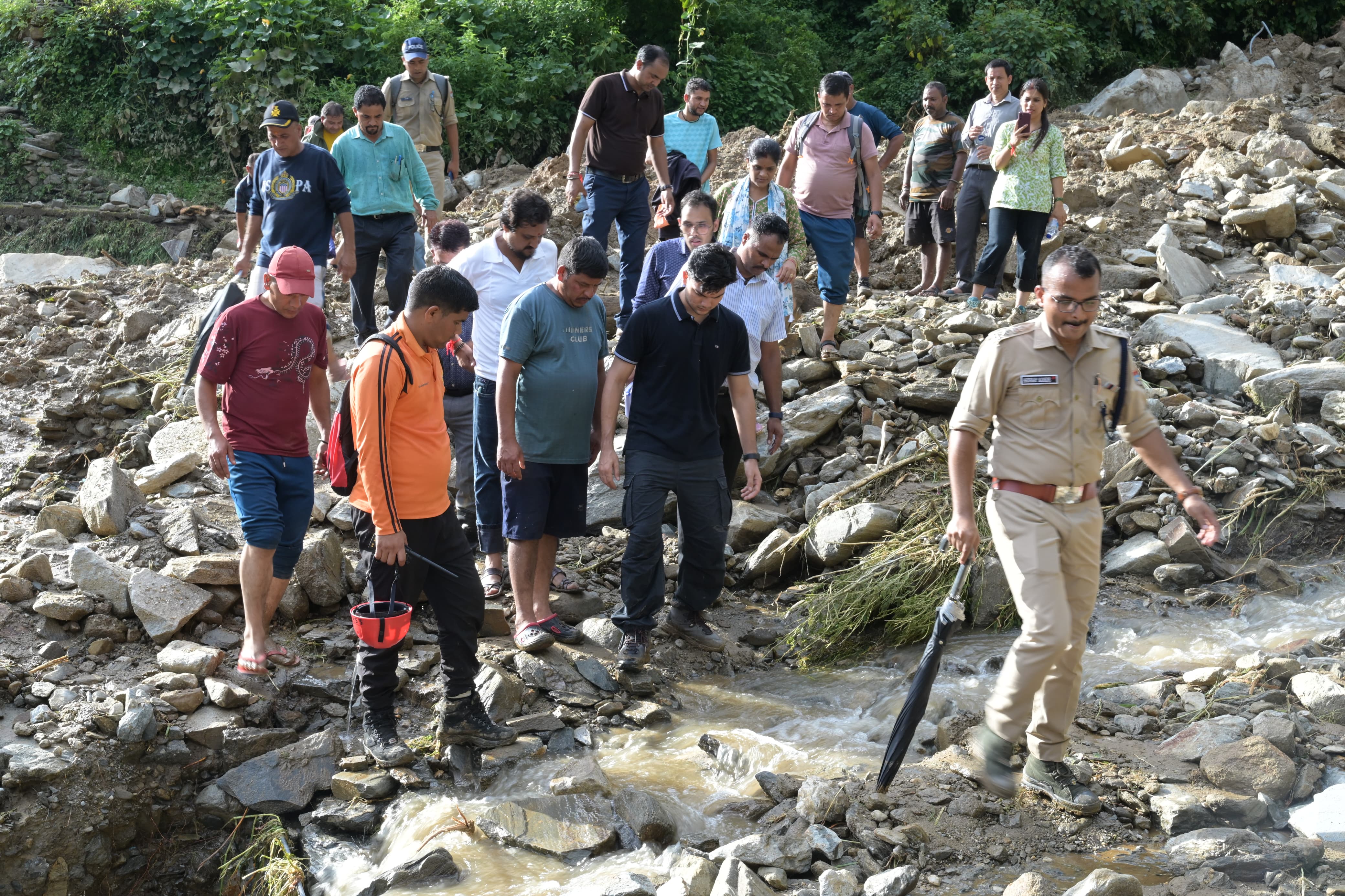 जिलाधिकारी रुद्रप्रयाग ने ग्राउंड जीरो पर किया आपदा प्रभावित क्षेत्र का निरीक्षण